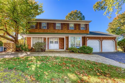 12 Village Ln, Selden, NY 11784