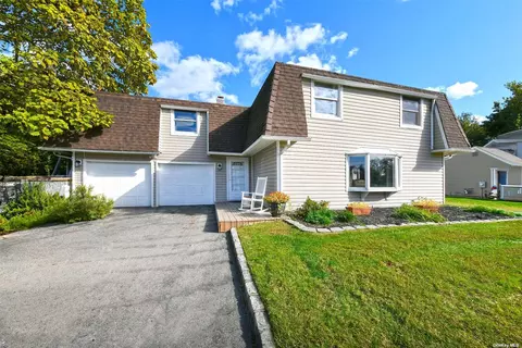 35 Torrey Pine Ln, Medford, NY 11763