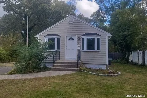 61 Cliff Ave, Sayville, NY 11782