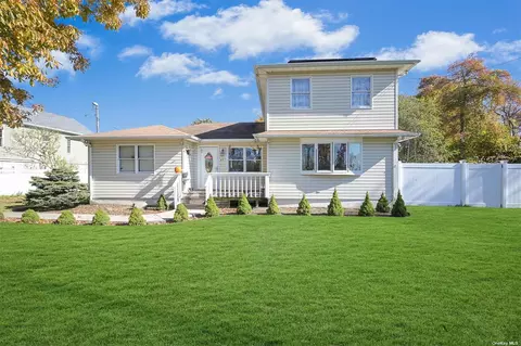 43 Woodland Dr, Mastic Beach, NY 11951