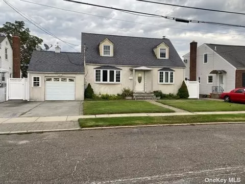252 Pershing Pkwy, Mineola, NY 11501