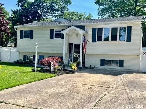 91 Chester St, Lake Grove, NY 11755