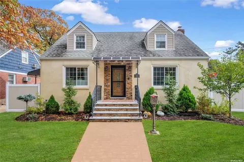 555 N Corona Ave, Valley Stream, NY 11580