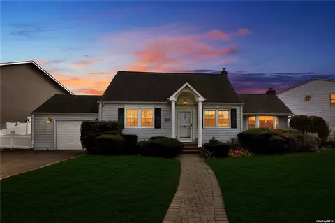 131 Cottage Blvd, Hicksville, NY 11801