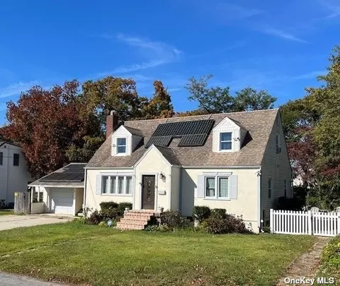 87 Laurel Rd, Lindenhurst, NY 11757