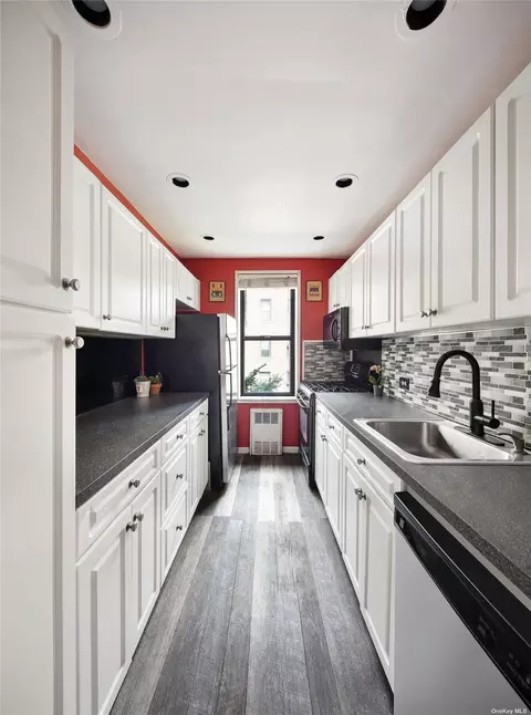 224-24 Union Tpke #3R, Oakland Gardens, NY 11364