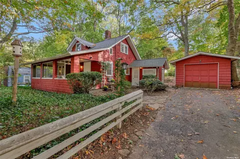 69 Grove St, Northport, NY 11768