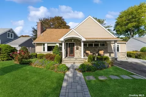 676 Knollwood Dr, West Hempstead, NY 11552