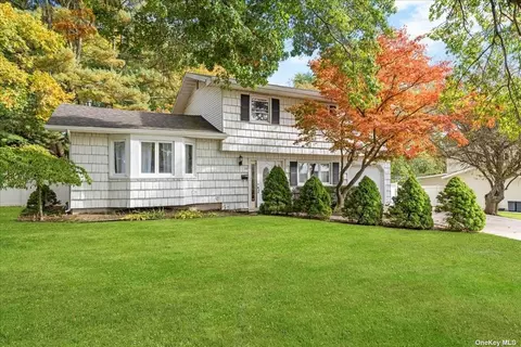17 Cornell Dr, Wheatley Heights, NY 11798
