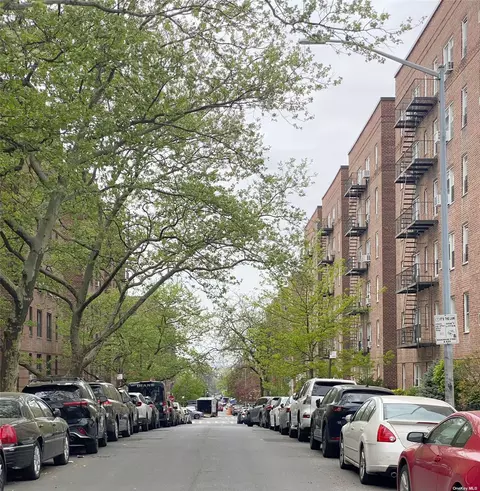 64-74 Saunders St #2D, Rego Park, NY 11374
