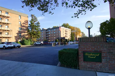 2 Birchwood Ct #5B, Mineola, NY 11501