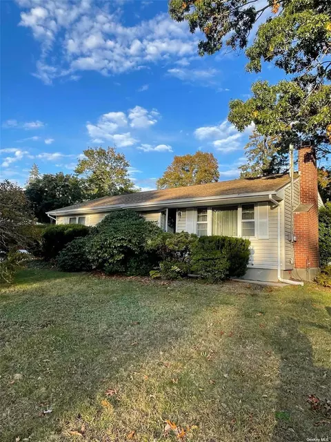 615 Deep Hole Dr, Mattituck, NY 11952
