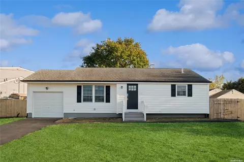 435 Lincoln Ave, Brentwood, NY 11717