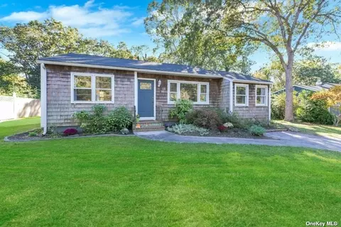 44 Kyle Rd, Hampton Bays, NY 11946