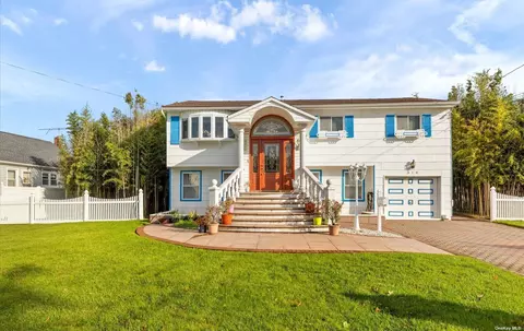 318 44th St, Lindenhurst, NY 11757