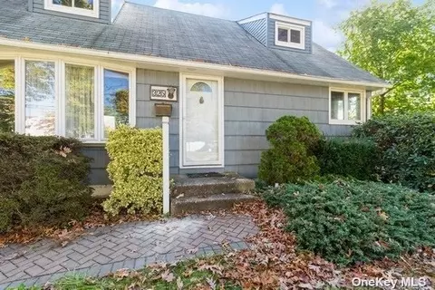 325 2nd Ave, Bayport, NY 11705