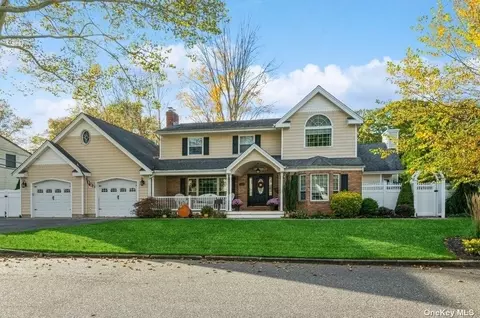 7 Porterfield Ct, Melville, NY 11747