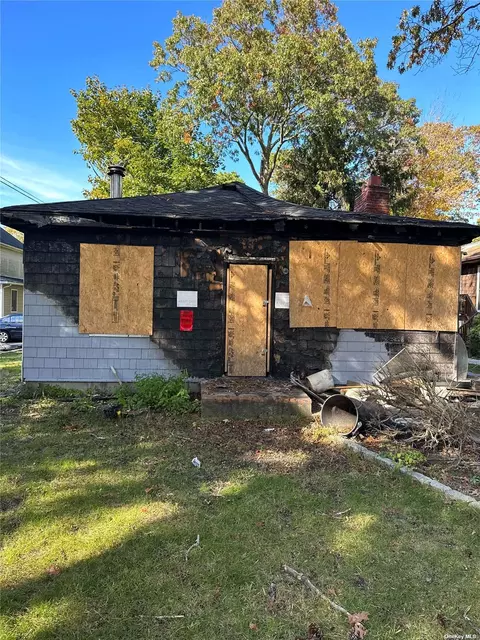 24 Priscilla Ave, Flanders, NY 11901