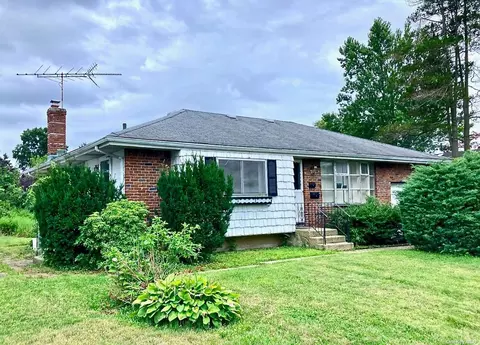 272 Central Park Rd, Plainview, NY 11803