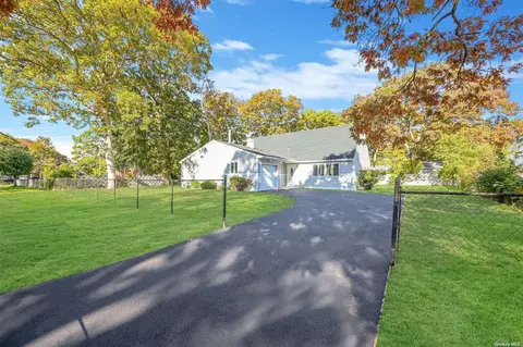 23 Peach St, Central Islip, NY 11722