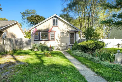 5 Pennant Dr, Mastic Beach, NY 11951