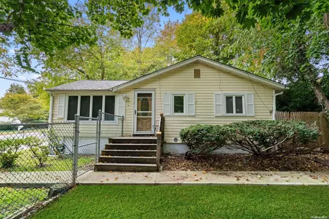 176 Berkshire Dr, Farmingville, NY 11738