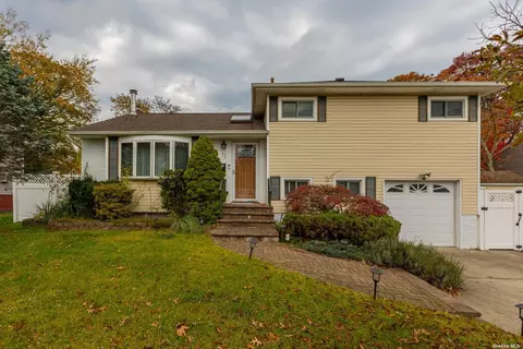 71 Thoreau Rd, North Babylon, NY 11703