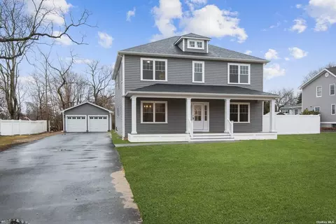 8 Namkee Rd, Blue Point, NY 11715