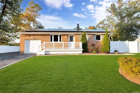 215 Stuyvesant Dr, Selden, NY 11784