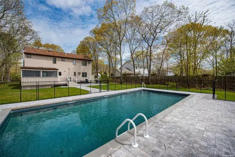 20 Long Ln, Hampton Bays, NY 11946