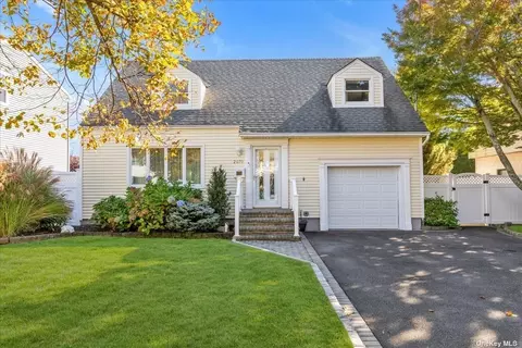 2070 Hampton Way, Merrick, NY 11566