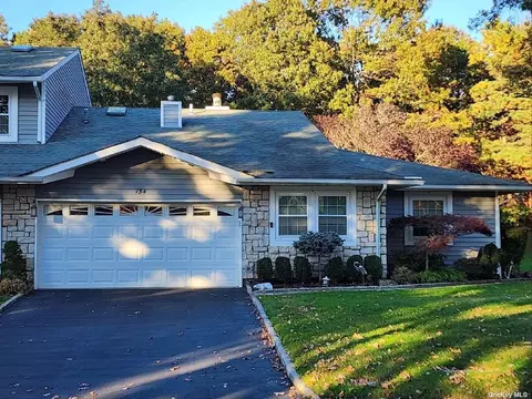 154 Colony Dr #154, Holbrook, NY 11741