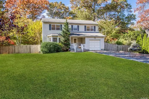 32 Wellington Rd, Middle Island, NY 11953