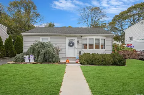 21 Rowland Ave, Blue Point, NY 11715