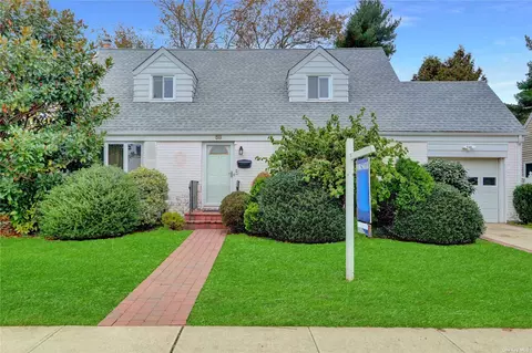 58 Knowles St, Plainview, NY 11803