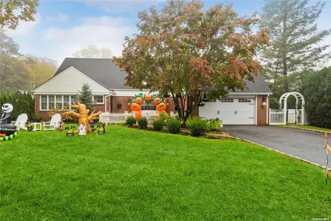 391 Titus Way, East Williston, NY 11596