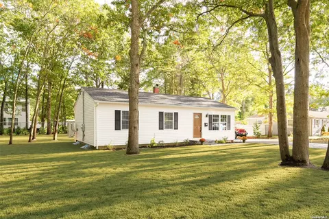 60 Montauk Trl, Ridge, NY 11961