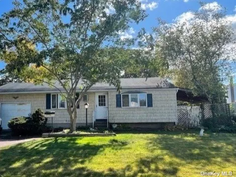 10 Arrow Ct, Central Islip, NY 11722