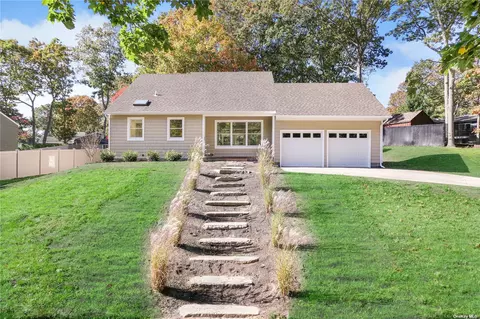 18 Andiron Ln, Brookhaven, NY 11719