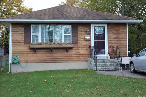 60 Sharp St, Patchogue, NY 11772