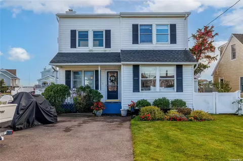 44 Lyndale Ct, Shirley, NY 11967