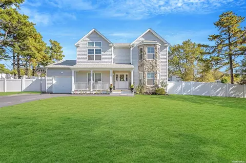 3203 Watch Hill Ave, Medford, NY 11763