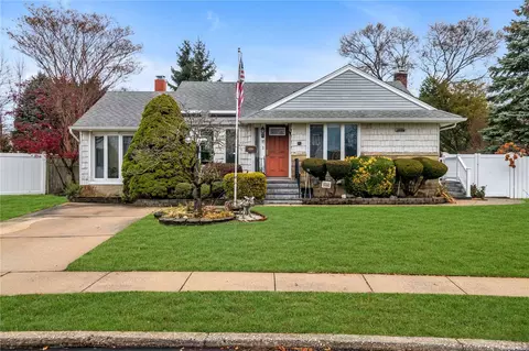 11 Shawnee Dr, Massapequa, NY 11758