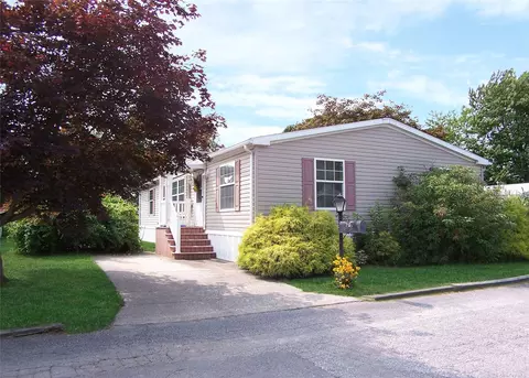 68 Valley Forge Dr, Bohemia, NY 11716