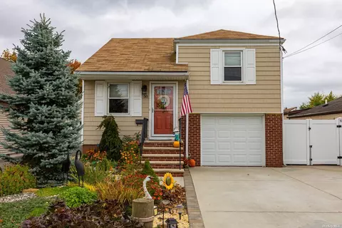 50 Dawes Ave, Amity Harbor, NY 11701
