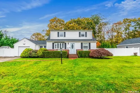 10 Arkays Ave, East Islip, NY 11730