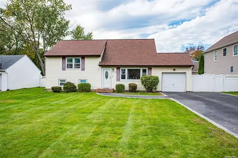 40 Hallock Ave, Smithtown, NY 11787