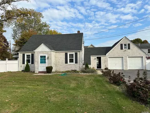 959 Sterling Pl, West Babylon, NY 11704