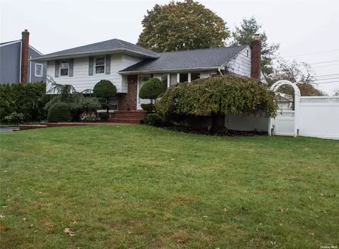 22 Cottonwood Dr, Commack, NY 11725