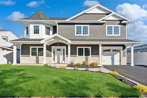 31 Salem Ln, Levittown, NY 11756